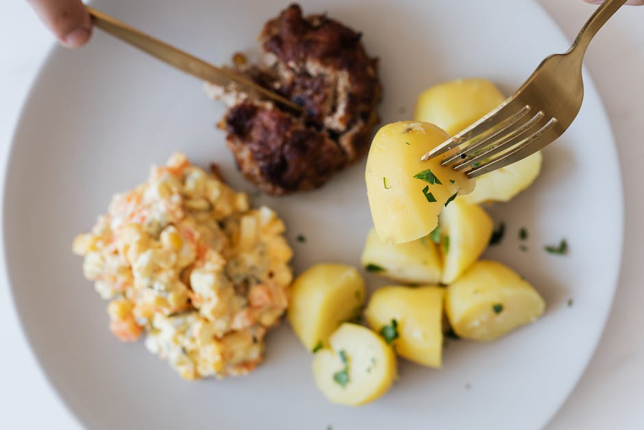 Fleisch zu Bratkartoffeln: Schweinebraten, Putenbrust, Rippchen, Lammkoteletts.